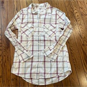 Women’s Untuckit for her collared shirt